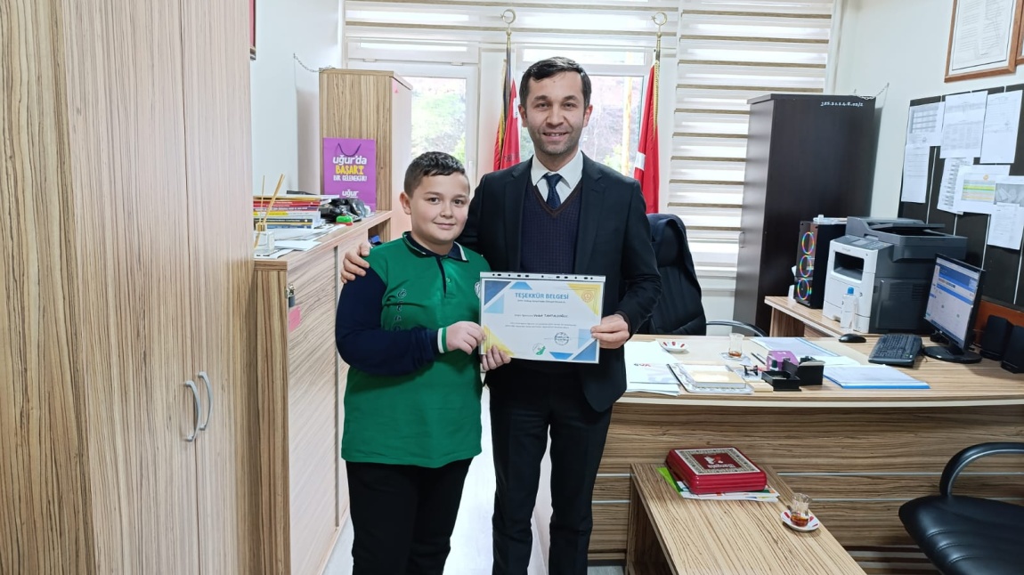 6/C sınıfı öğrencimiz Vedat Tahtalıoğlu Çanakkale Şiiri Yarışmasında İl 1.si oldu. Kendisini tebrik ediyoruz.